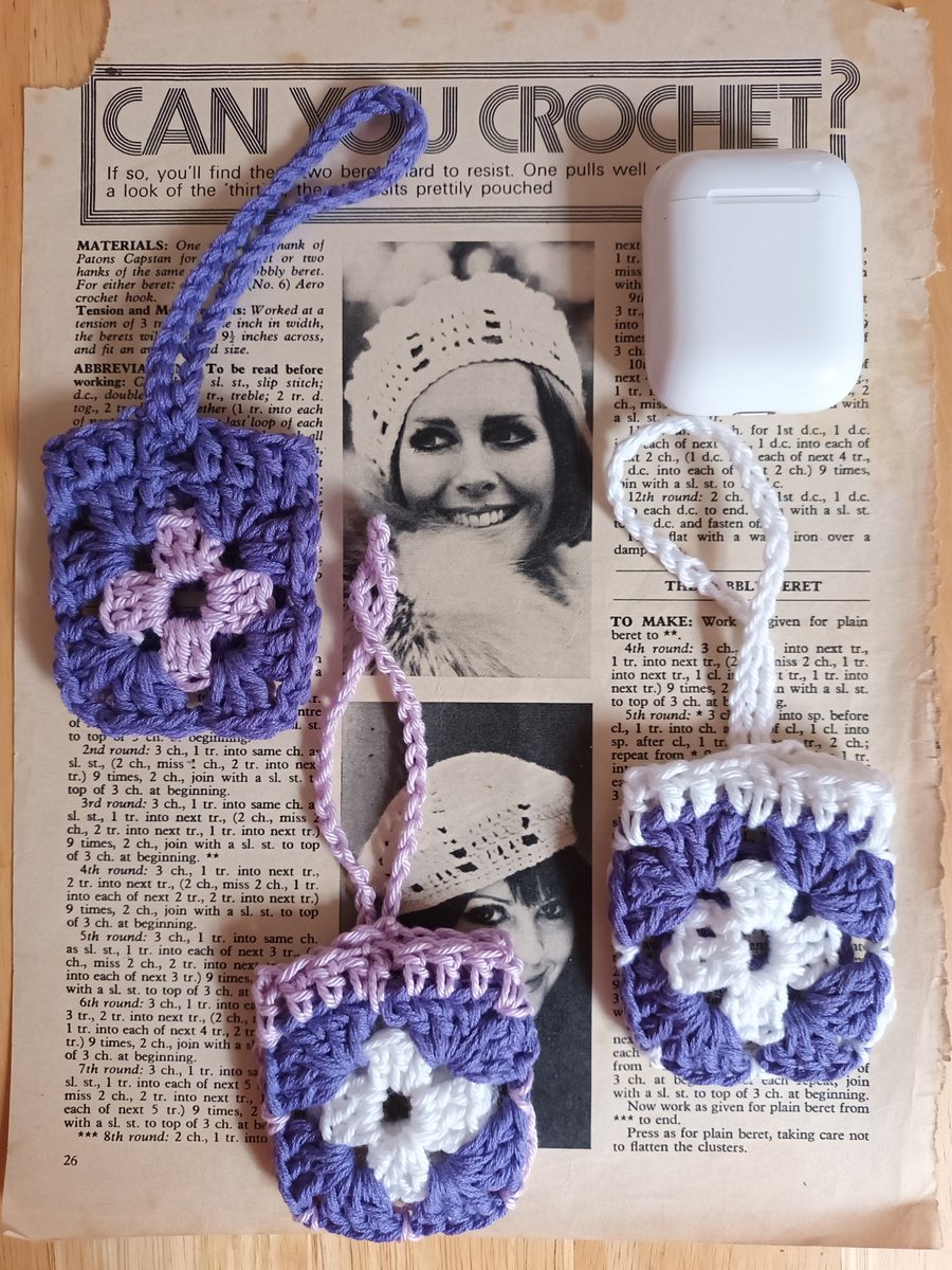 crochet_crafter's tweet photo. 3 dk #cotton #crochet #earpodholders in #Scranton university colours front and back different. 
I found some of my mams vintage patterns. 
I might just have to make a beret next! 
#StashBuster #StashBusting #crochetaddict #ElectricPicnic #timelinecleanse #rt #LoveAndLight 💕💫 https://t.co/6k7TUQWVOe