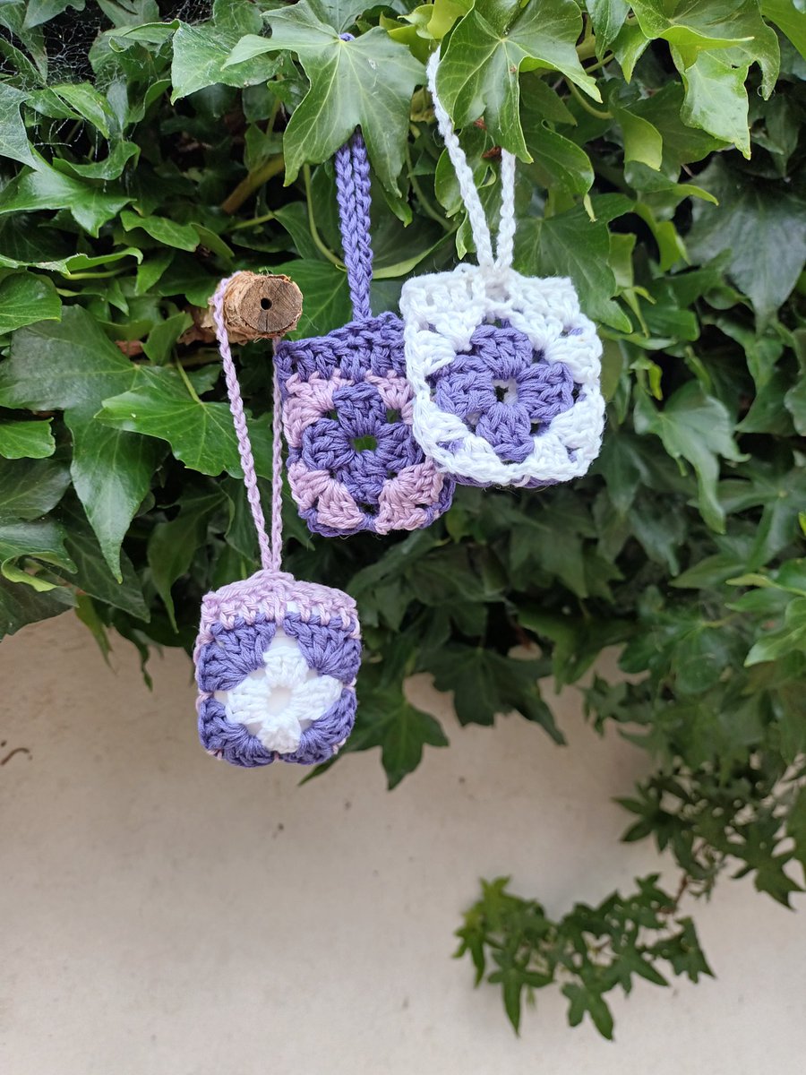 crochet_crafter's tweet photo. 3 dk #cotton #crochet #earpodholders in #Scranton university colours front and back different. 
I found some of my mams vintage patterns. 
I might just have to make a beret next! 
#StashBuster #StashBusting #crochetaddict #ElectricPicnic #timelinecleanse #rt #LoveAndLight 💕💫 https://t.co/6k7TUQWVOe