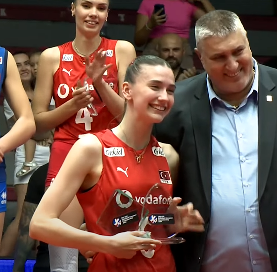 Temmzvolley's tweet photo. 👑AVRUPA ŞAMPİYONASI #MVP'si 🇹🇷DİLAY ÖZDEMİR 

#EuroVolleyU20W https://t.co/KcfnVKOUiv