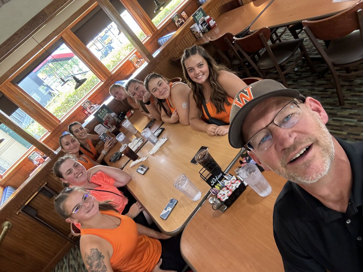 ladycanetennis's tweet photo. Pre-match team meal, next stop @CincyTennis for #HighSchoolShowcase match with Mt. Vernon on Courts 5-7 https://t.co/ovFvbFJel4