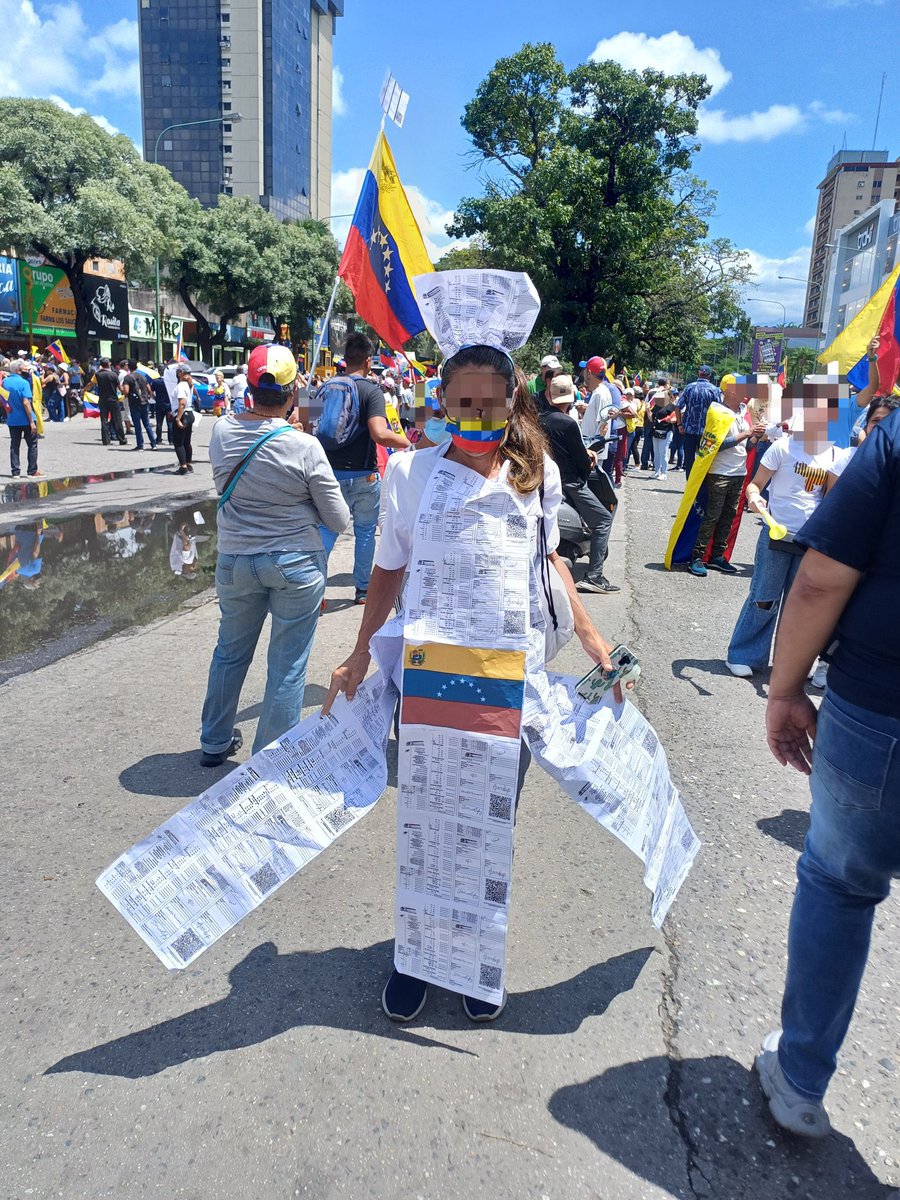 Ahí viene tu tía chavista, actúa normal.

Yo: