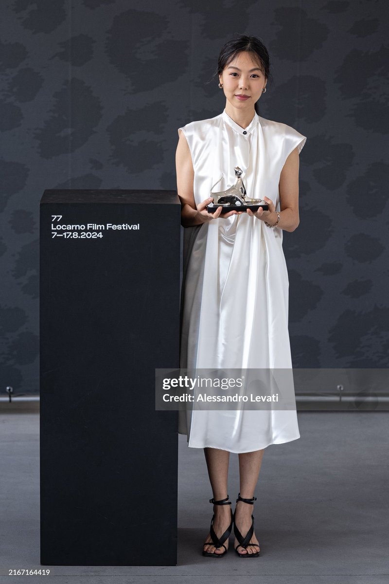 KimMinheeArchiv's tweet photo. Kim Min-hee during a photocall for Palmarès at the 77th Locarno Film Festival! ♡

#김민희 #KimMinhee #Locarno77 https://t.co/ncdzY82WpS