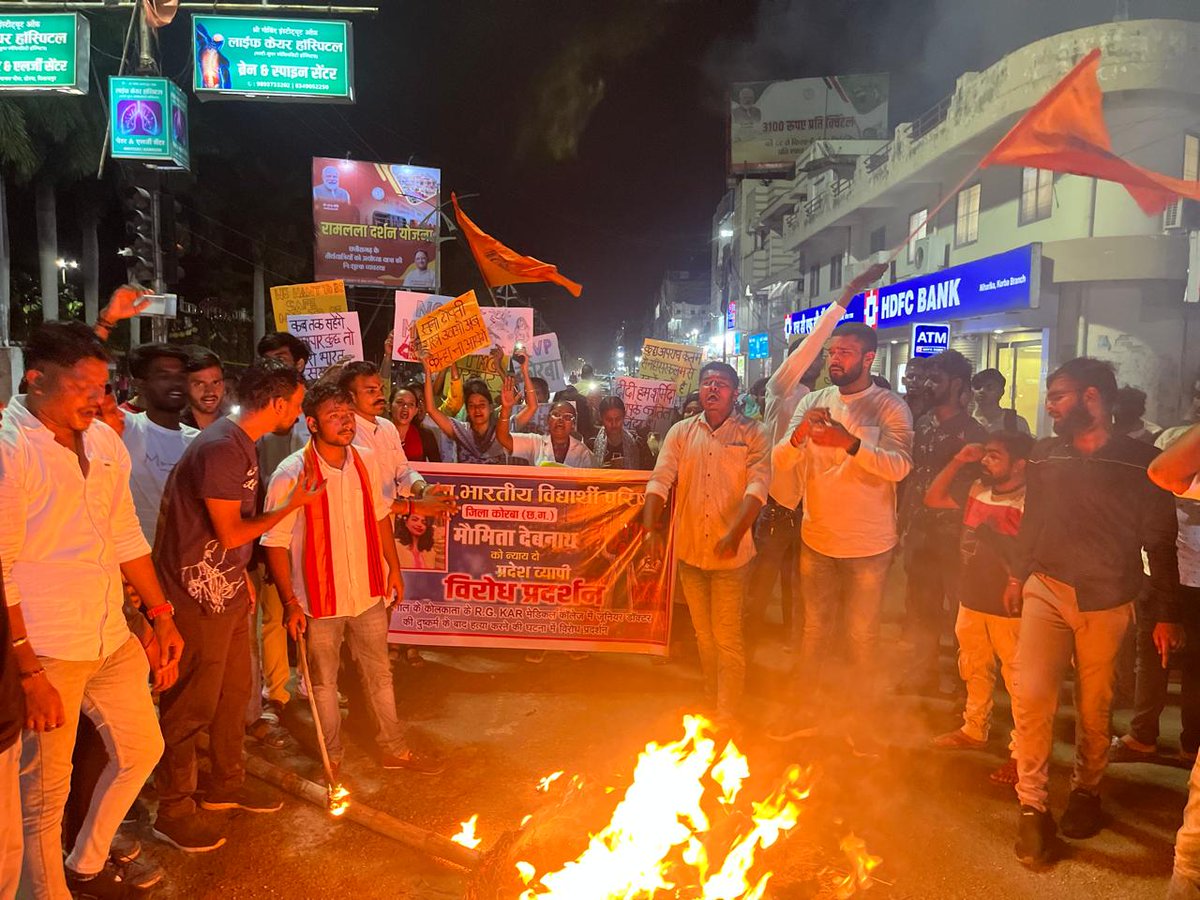 abvpcg's tweet photo. पश्चिम बंगाल के कोलकाता में ट्रेनी महिला डॉक्टर के साथ हुए दुष्कर्म एवं बंगाल की ममता सरकार द्वारा अपराधियों को संरक्षण देने के विरोध में कोरबा द्वारा कैंडल मार्च निकालकर पीड़िता को श्रद्धांजलि दी गई एवं विरोध प्रदर्शन किया गया।

 #JusticeForMoumita https://t.co/34dYBo5q4t