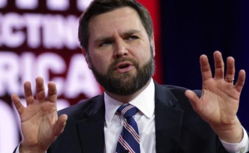 AmyLynnStL's tweet photo. What is JD Vance afraid of? https://t.co/vmm3zoAeap