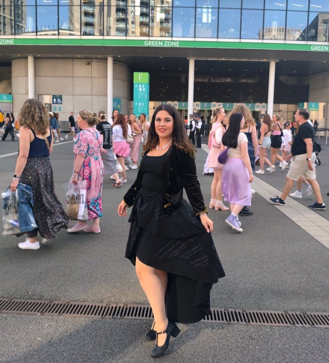 daviniabelora13's tweet photo. I still believe that TTPD's black outfit  is real ✒️✨ #LondonTSTheErasTour @taylornation13 https://t.co/7np4xdHHMq