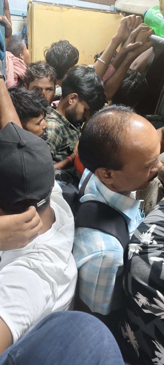 ये है हमारा भारत टैक्स भरने वाले पैसे देकर भी ऐसे सफर करते है..? और इनके टैक्स पर मोटी सैलरी लेने बाला नेता अधिकारी वीआईपी फ्री में यात्रा करते है वो भी एकदम आरामदायक
किसी की मजाल है जो इसपर आवाज उठा दे..?
दुखद है और सोचनीय भी