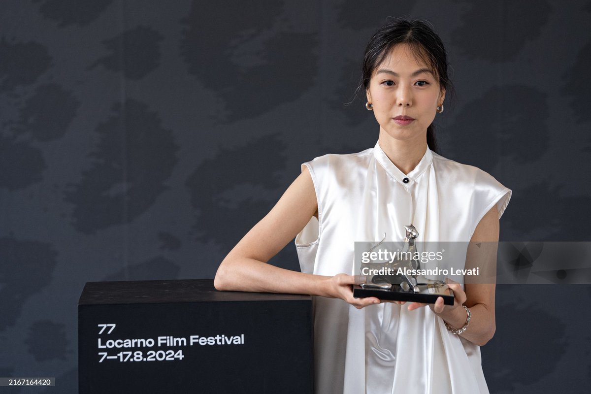 KimMinheeArchiv's tweet photo. Kim Min-hee during a photocall for Palmarès at the 77th Locarno Film Festival! ♡

#김민희 #KimMinhee #Locarno77 https://t.co/kIe8glRsYk