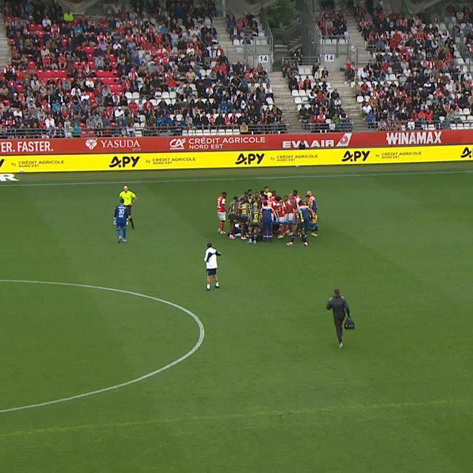1real_Fletcher's tweet photo. 🚨The match between Reims and Lille has been held to a stop due to a horrible foul incident on Angle Gomes

#RemLil #Ligue1 #France #Reims #Lille #Angelgomes https://t.co/51u36w1X5X