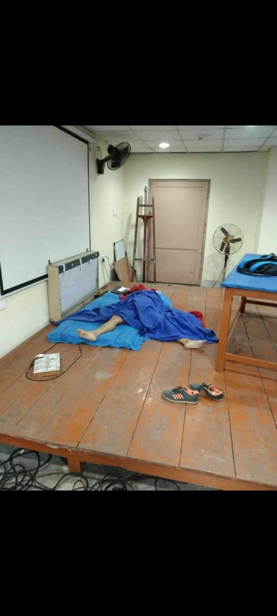 यह तस्वीर देखकर आंखों में आंसू आ गए 😭

कैसे राक्षसों ने एक मासूम महिला के साथ अमानवीय कृत्य किया होगा, जबकि हर व्यक्ति के घर में मां, बहन और बेटी के रूप में महिलाएं होती हैं।

విరిగిన మెడ ఎముక, కళ్ళ నుండి కారిన రక్తం, శరీరం 
#WeWantJustice #medicalstudent
#Shameless