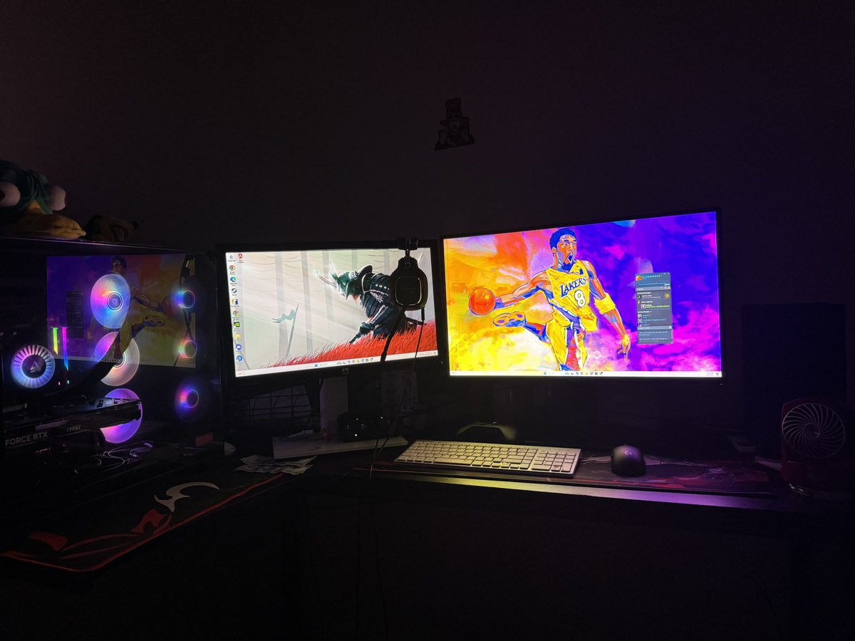 Kinder_Slays's tweet photo. My new setup. https://t.co/LWwSJtOyPL