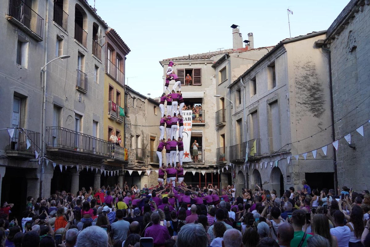 OriolSola's tweet photo. Gens d'acord amb el @JordiMurenu, no farem la millor festa major de la història dels @moixiganguers . Farem la millor actuació de la història dels Moixiganguers.
#castells #castellers https://t.co/fvvTPyJhe6