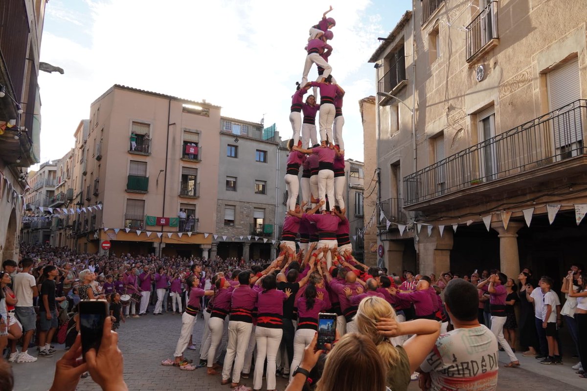 OriolSola's tweet photo. Gens d'acord amb el @JordiMurenu, no farem la millor festa major de la història dels @moixiganguers . Farem la millor actuació de la història dels Moixiganguers.
#castells #castellers https://t.co/fvvTPyJhe6