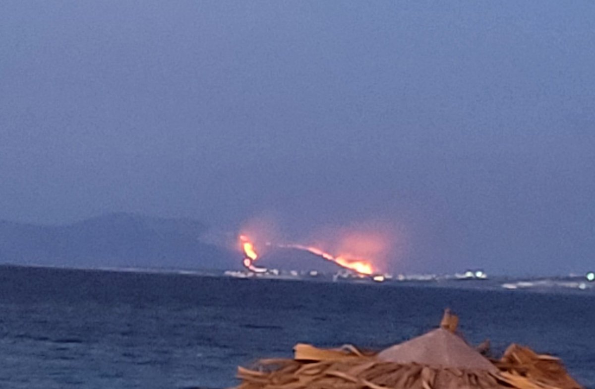 Sakız Adasında herkes Çeşmeyi  izliyor.