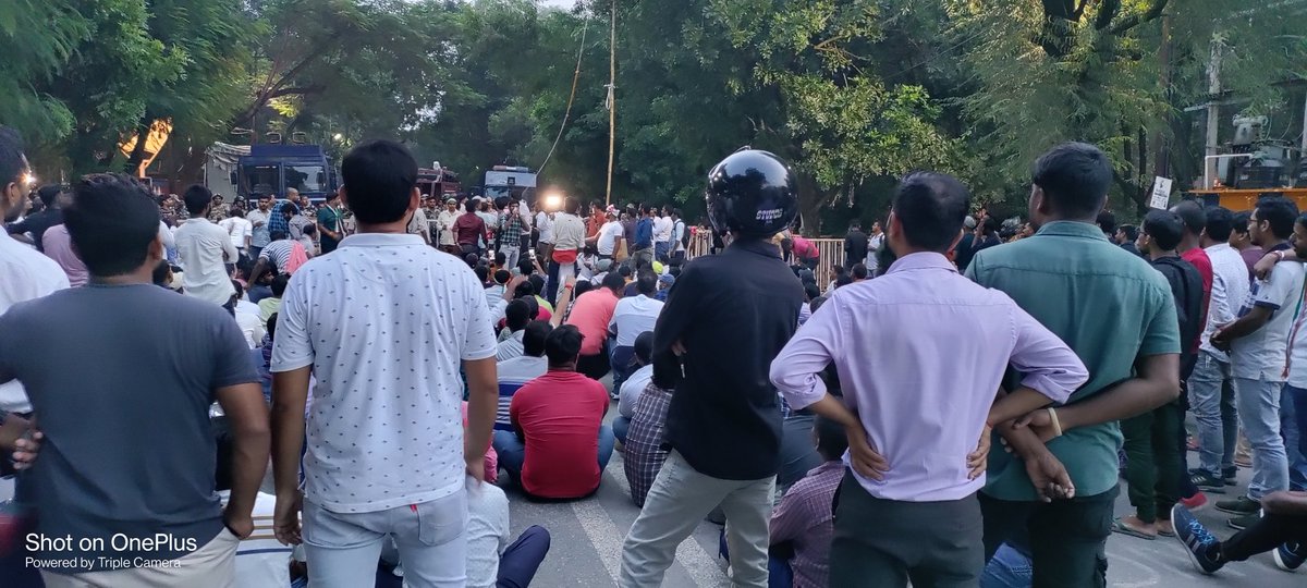 KundanKumarKK3's tweet photo. झारखंड राज्य के मोराबादी स्थित मुख्यमंत्री आवास के समक्ष छात्राओं द्वारा जेएसएससी परीक्षा को लेकर धरना प्रदर्शन करते हुए सभी छात्र। छात्र-छात्राओं का कहना है मुख्यमंत्री सभी को सिर्फ आश्वासन दिया है नौकरी के नाम पर आज तक कोई भी कार्रवाई नही हुई है।@narendramodi @yourBabulal https://t.co/WjXfi5CD8R