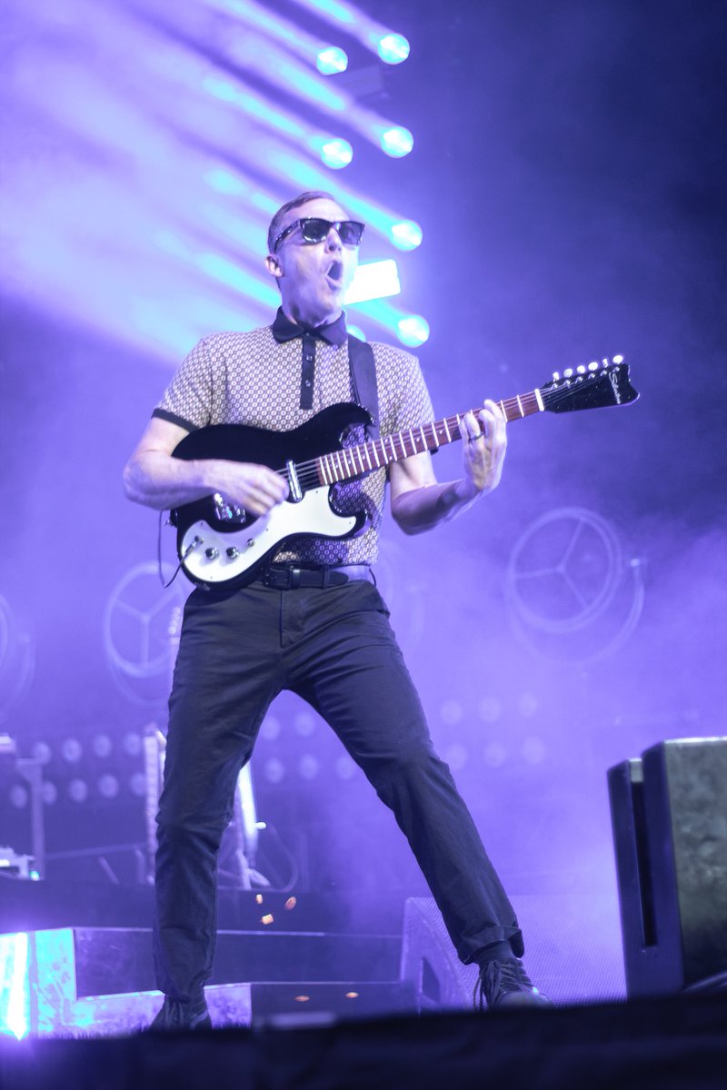 SilvertoneGtrs's tweet photo. Brad Shultz From @CageTheElephant with his Silvertone 1449!🖤🤍

📷Meg Goddard
#silvertoneguitars #cagetheelephant #bradshultz #silvertone1449 #therootsofrock #itstimeforhonestguitars https://t.co/RHXrLqujTY