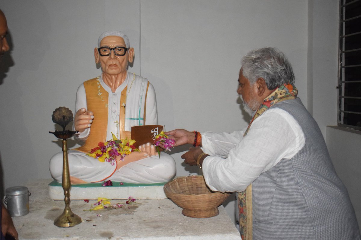 DrPremKrBihar's tweet photo. आज स्वर्गीय श्री रामसेवक बाबू, पूर्व प्रधानाध्यापक, उच्च विद्यालय तुंगी, शिक्षाविद, समाजसेवी संघ के प्रचारक और जनसंघ नेता की 12वीं पुण्यतिथि एवं फाउंडेशन दिवस पर आयोजित श्रद्धांजलि सभा में सहभागी हुआ। ईश्वर उनकी पुण्यात्मा को शांति प्रदान करें। 

ॐ शांति। https://t.co/mWhFxLz20O