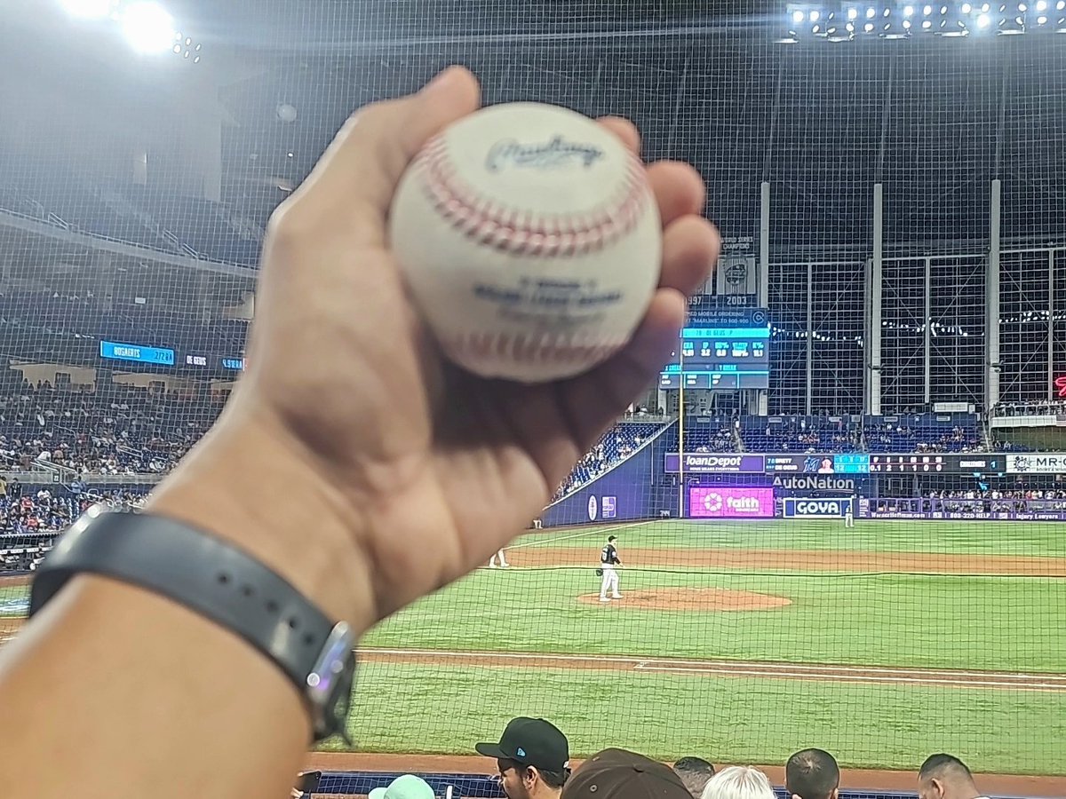 rhonysn's tweet photo. Otra experiencia vivida, otro estadio tachado ✅️ El LoanDepot Park, Estadio de @marlins ahhh, en esta tuve suerte no me fui en blanco, ATRAPE UNA PELOTA ⚾️ gracias mi hermano @aldrinsencion por esta vivencia. 
.
.
.
#beisbol #marlinpark
#lagloriaseadedios #experiencia
#vivida https://t.co/g8OqvIsWDM