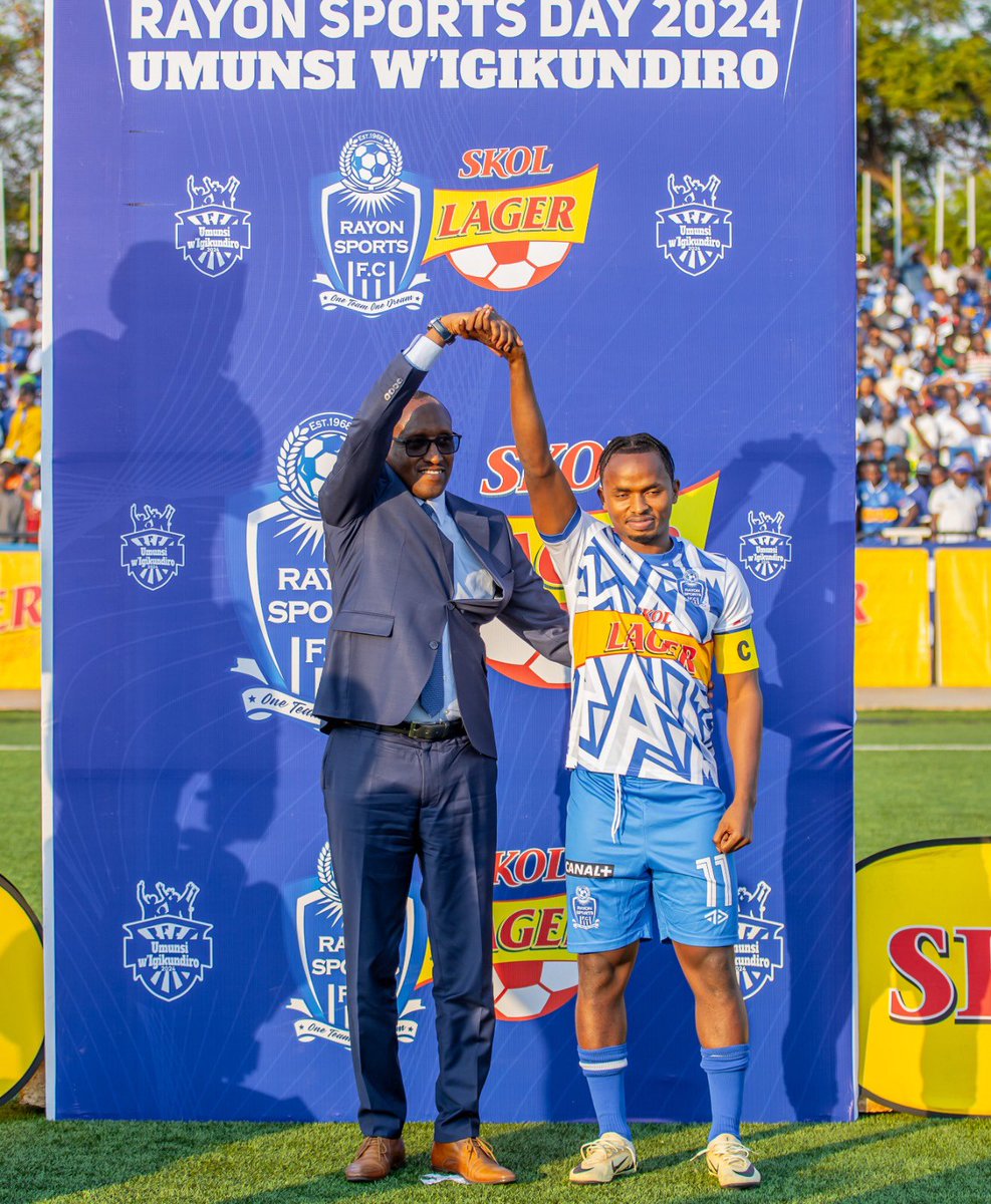 MRutagarama1's tweet photo. Ni #Umuyovu w’indani @LuckyIbnMiraj anyemeje ko #Abafana ba @rayon_sports abakundira ko bakunda ikipe yabo urwa kimeza.inshuti yanjye yatwumvaga ati uyu ni #UmuSportif nyawe.muri bake bo kwa #Mukeba. @LuckyIbnMiraj @musayidizi @FistonFelixHab @EricKAYIHURA2 https://t.co/uRzXh4oRrB