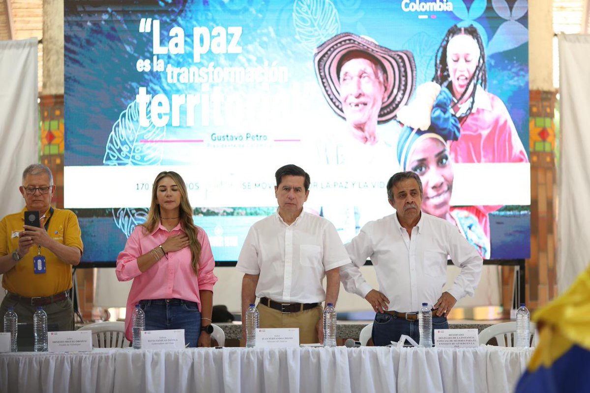 MinInterior's tweet photo. 🌍🤝 El equipo de Gobierno lo integran @Rauldelgado58, Dir. @RenovacionCo y @AlexLopezMaya, Dir. @DNP_Colombia.

Acompañan: Rodrigo Granda de @CsiviComunes; Mauricio Dávila de @MisionONUCol, @veranodelarosa, @Gobatlantico y Pdte de @rap_caribe, Senadores y Rptes. a la Cámara. https://t.co/aVB2RUI08C