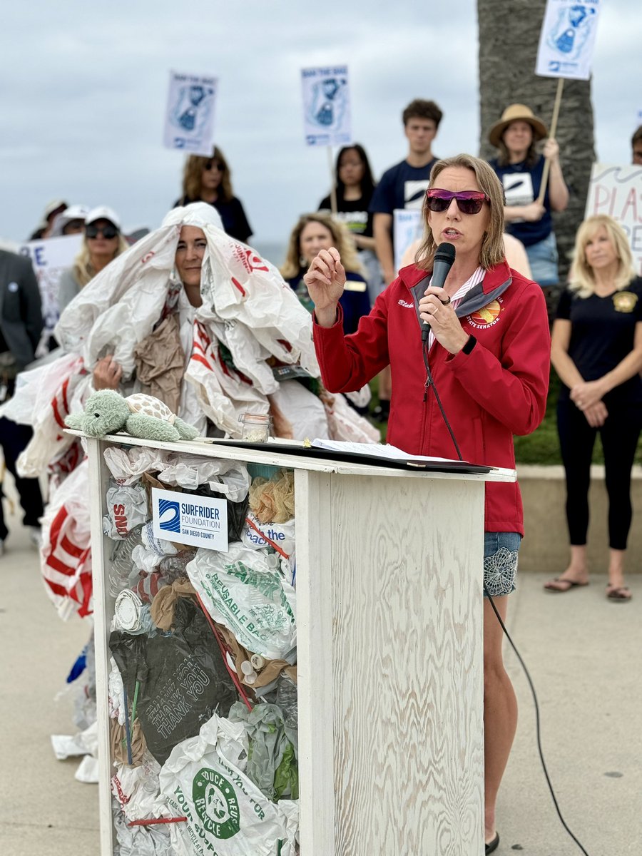 SenBlakespear's tweet image. I was honored to join @RepMikeLevin, @AsmLaurieDavies, @Encinitas Mayor @Tony_Kranz, Mitch Silverstein from @SurfriderSD, Toby Ngo, chair of @CALPIRGStudent from @UCSanDiego, and the many volunteers who joined us at #MoonlightBeach. Together, we united in support of legislation