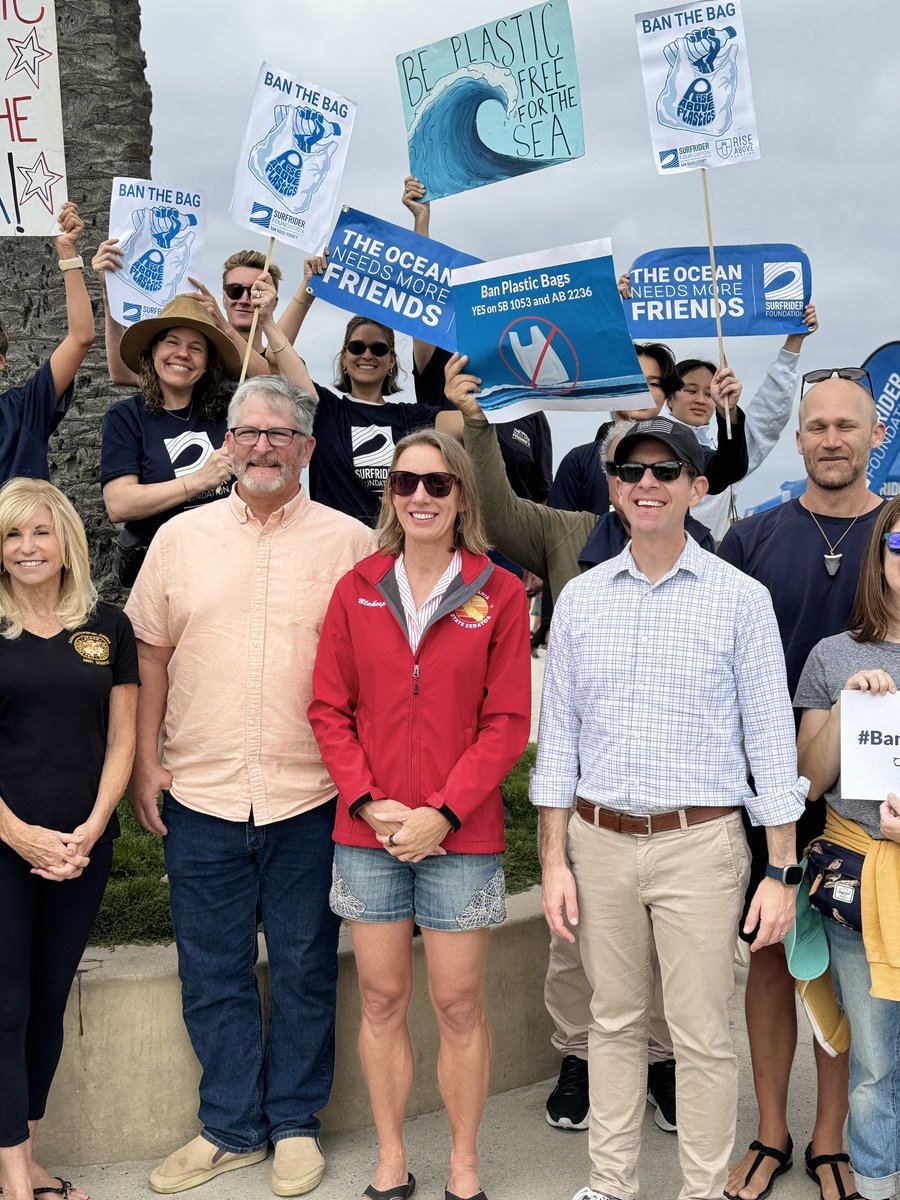SenBlakespear's tweet image. I was honored to join @RepMikeLevin, @AsmLaurieDavies, @Encinitas Mayor @Tony_Kranz, Mitch Silverstein from @SurfriderSD, Toby Ngo, chair of @CALPIRGStudent from @UCSanDiego, and the many volunteers who joined us at #MoonlightBeach. Together, we united in support of legislation