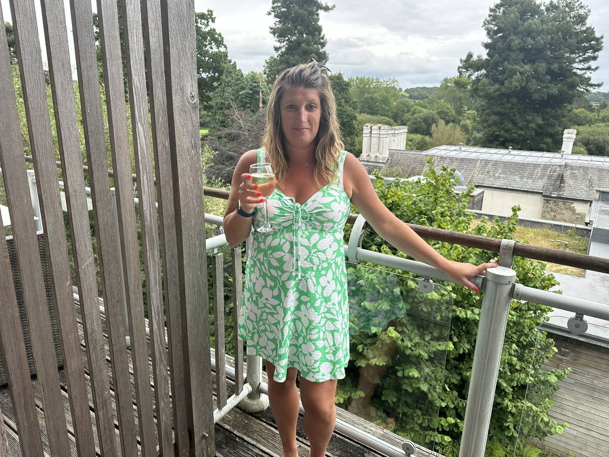 shreeve_jo's tweet photo. Date night with my gorgeous girl! 😍😍
Just hear that steak sizzling 😋🤤
Finished off with one of my favourite songs!
Beautiful weekend, one more day in the pool ♥️♥️ 
#Cornwallhotel #Datenight #Sizzling #YouandI https://t.co/AN03mcIQxz