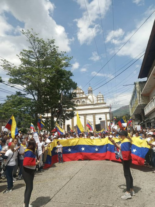 ElNacionalWeb's tweet photo. Tovar, Mérida. Unidos a la gran protesta por Venezuela 🇻🇪

📹Cortesía https://t.co/NKwavGGLJI