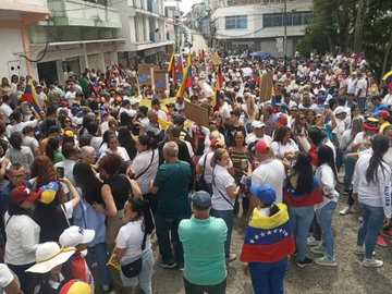ElNacionalWeb's tweet photo. Tovar, Mérida. Unidos a la gran protesta por Venezuela 🇻🇪

📹Cortesía https://t.co/NKwavGGLJI
