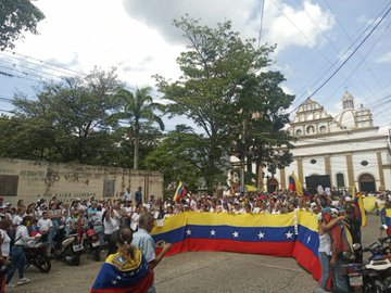 ElNacionalWeb's tweet photo. Tovar, Mérida. Unidos a la gran protesta por Venezuela 🇻🇪

📹Cortesía https://t.co/NKwavGGLJI