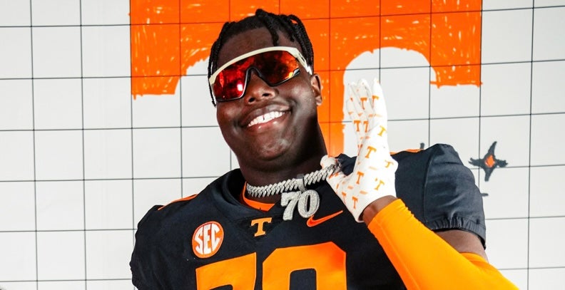 5⃣⭐️ offensive tackle David Sanders Jr. goes in-depth on his decision to pick Tennessee with <a href="/AnnaH247/">Anna Adams</a>.

“I want to go somewhere and start a new trend, just like Trey Smith when he came out of high school. For me it’s going to be something new.”

➡️ 247sports.com/college/tennes… #Vols