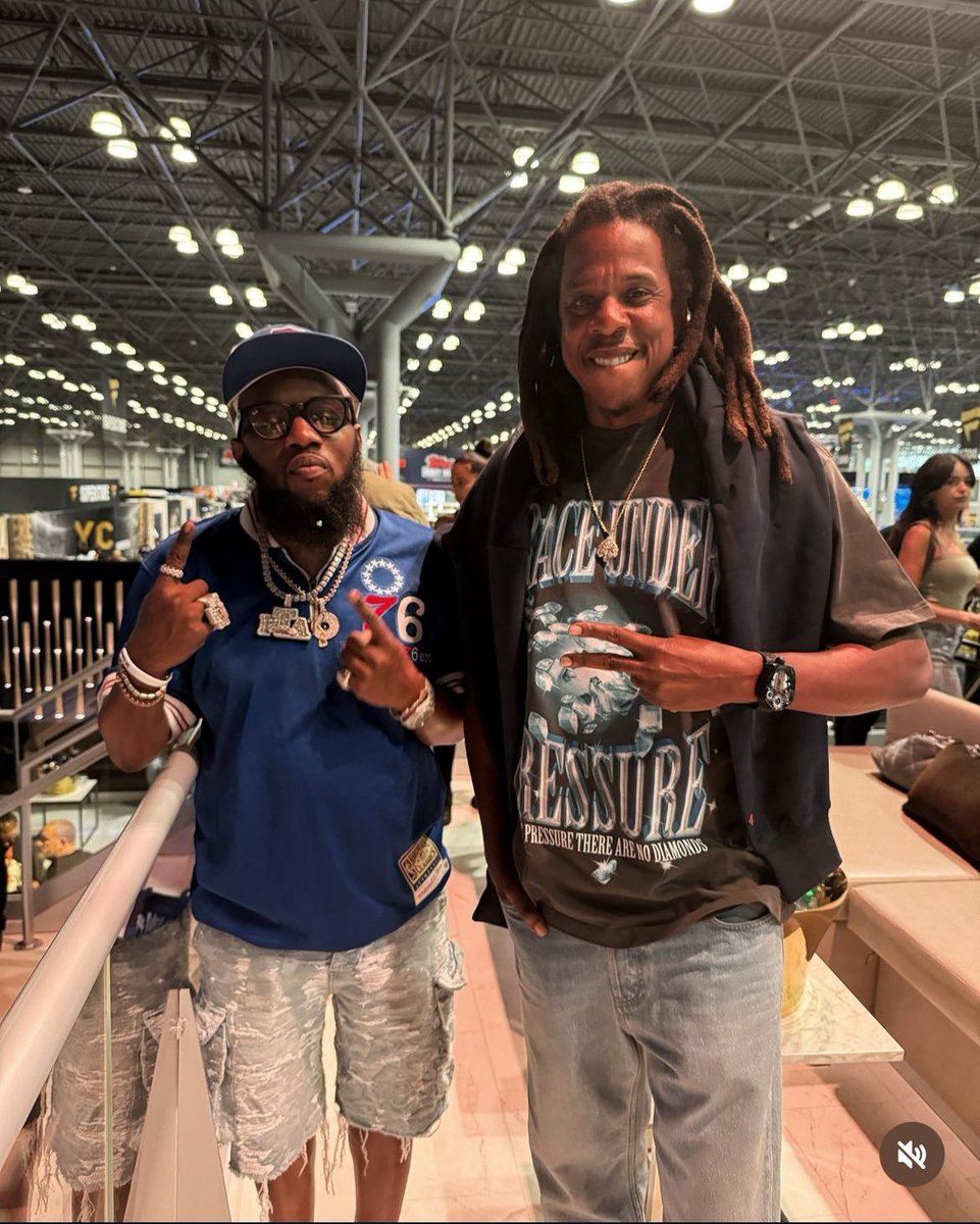 TheRocSupremacy's tweet image. Hov &amp;amp; Freeway reunited. 💎🍾