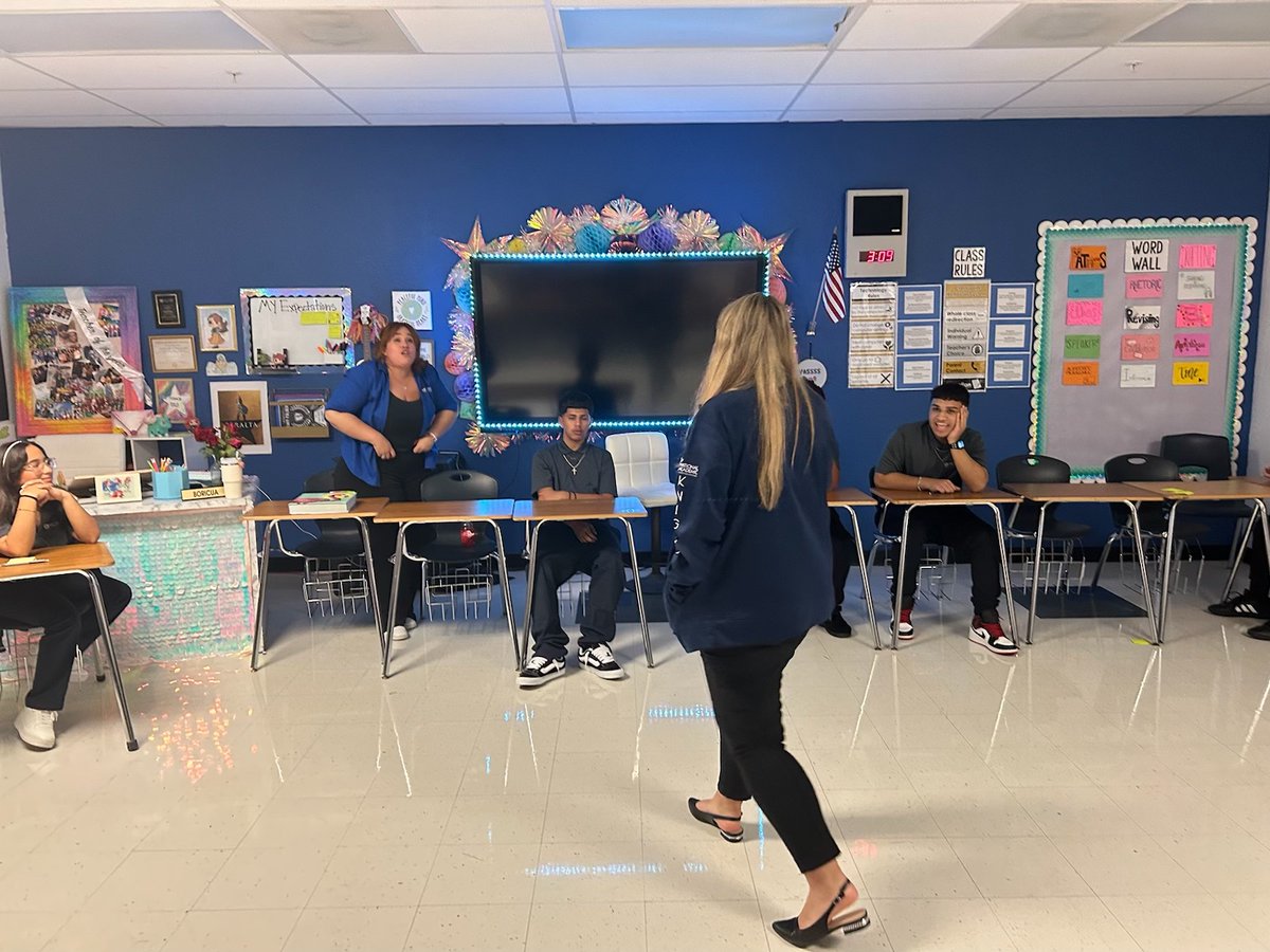 VictorySchools's tweet photo. 📚💬 Ms. Peralta’s 10th grade ELA class dove into a lively discussion comparing and contrasting arguments vs. fights! 🎭 

#VictoryCharterSchool612 #VCS612 https://t.co/651tdMMWgy