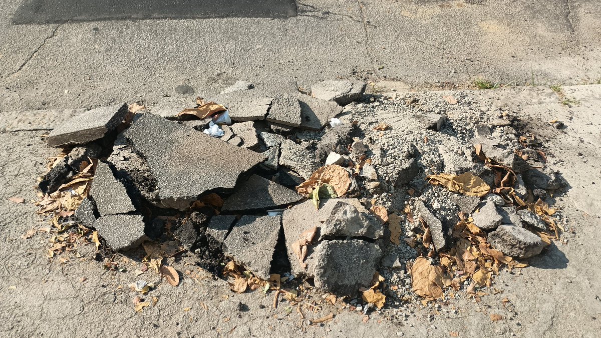 jeffersonbdo82's tweet photo. Pessoal da #águasdorio fez um serviço na rua, mas deixou o entulho todo na minha calçada, não consigo nem sair com o carro https://t.co/wIedE4OIIP
