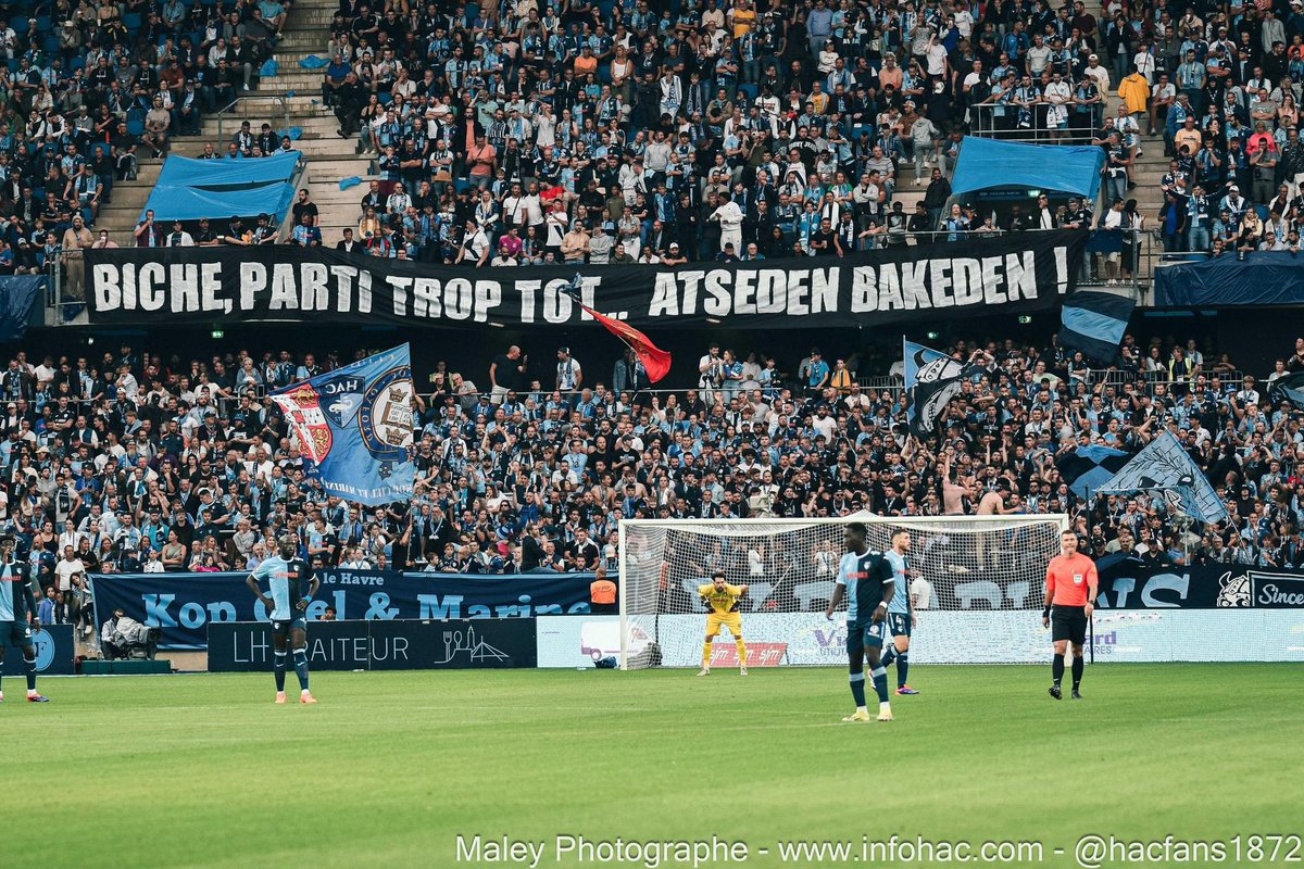 UltrasMadeinFR's tweet photo. ⚽ Le Havre - Paris SG
📢 Kop Havrais : Hommage à Monsieur Hureau 
📆 Vendredi 16 août 2024 
📸 @RS076 | @hacfans1872 

#HACPSG https://t.co/DYoGrrljaw