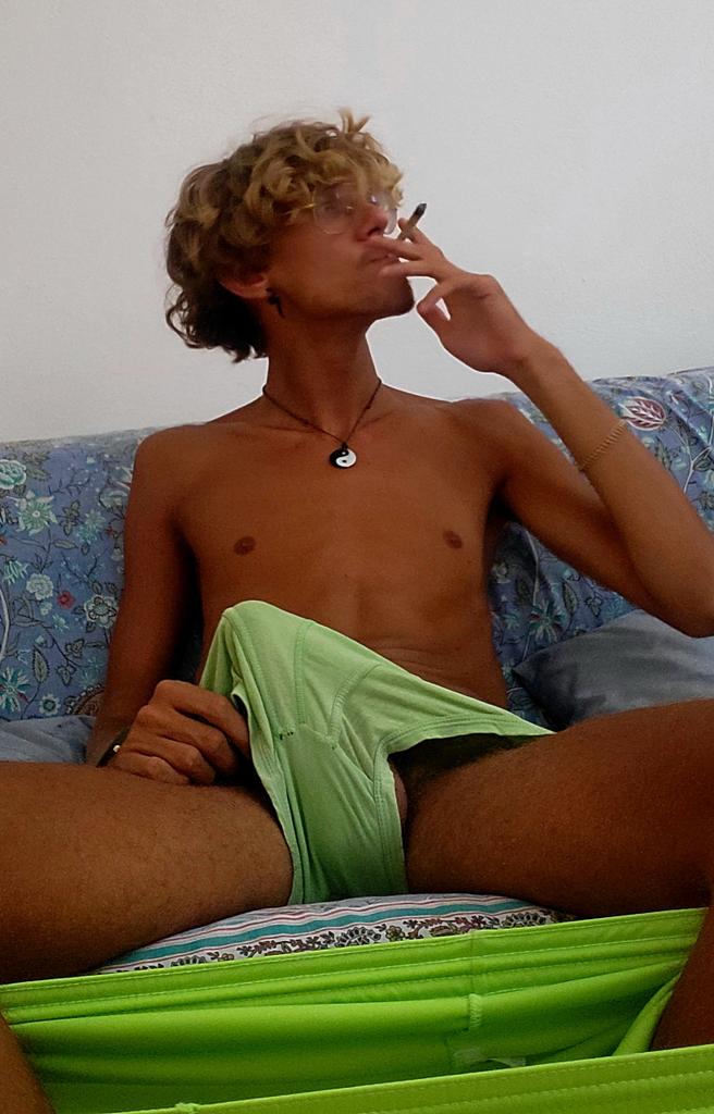 RT e ti faccio vedere cosa mi sta rompendo le mutande 🙃