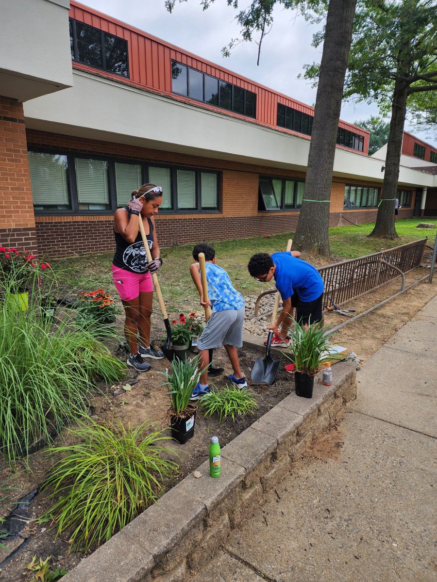 MrH_LSES's tweet image. Big shoutout to the incredible Lake Seneca community for coming  together today to beautify the front of our school! Your hard work and dedication have truly made a big difference as we get ready to welcome families, staff, and students for the 2024-2025 school year! #LSES💙💛