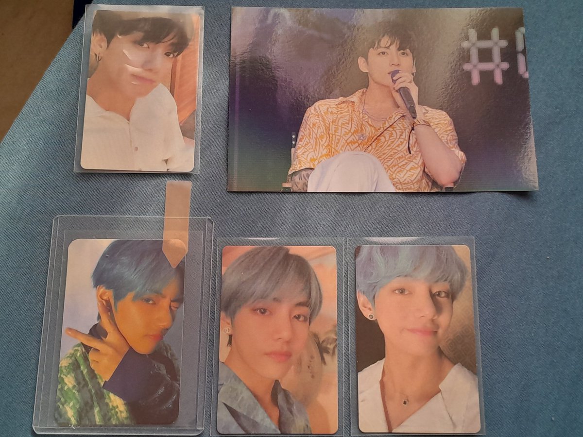 whypeachx's tweet photo. Feedback super positivo para a @hobiswift_ que me vendeu o JK e os tetecos de cabelinho azul 🥺 chegou tudo certinho e eu amei o mimo (postcard do Jun) muito obrigada!! https://t.co/zwtvioWLRC
