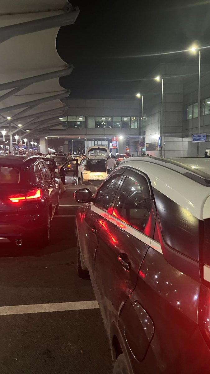 slgbhaskar's tweet photo. Brokers and Touts for cabs at Delhi international airport. #AAI#igi#gmr https://t.co/bT3Eu716J7