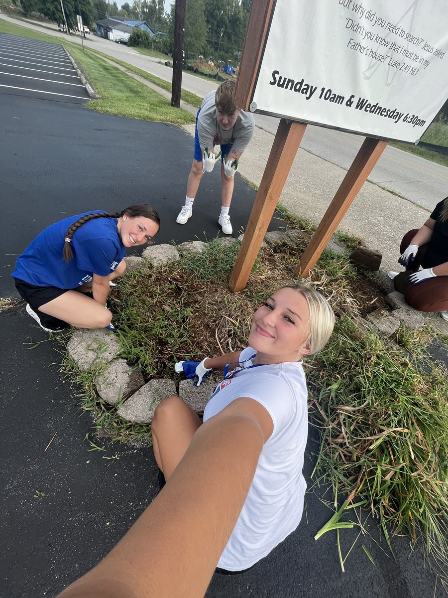 Some of our freshman giving back to the community this morning during the Midway Week of Welcome. 💛