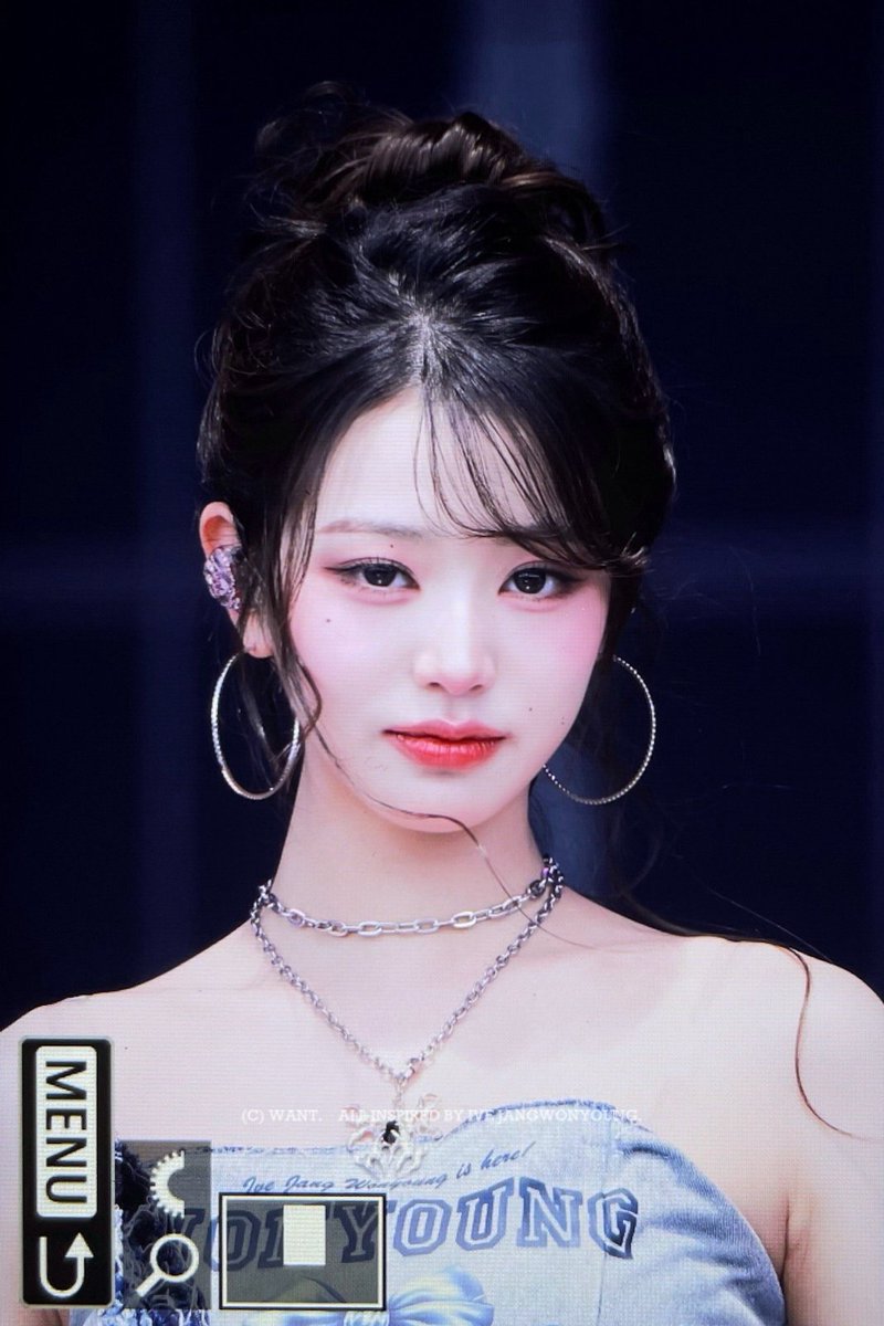 pannchoa's tweet photo. Jang Wonyoung looks stunning at the Osaka Summer Sonic event
https://t.co/59K5KJCJHp https://t.co/oUujhjlNt4