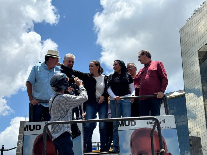 Desde la avenida Francisco de Miranda en Caracas y en cientos de ciudades de todo el mundo se demostró que #GanóVzla y que la verdad es el camino de la Paz.

¡Los venezolanos somos fieles defensores de la Democracia, la Libertad y la Paz! 
Por eso #YoSalíPorVzla 

@MariaCorinaYa