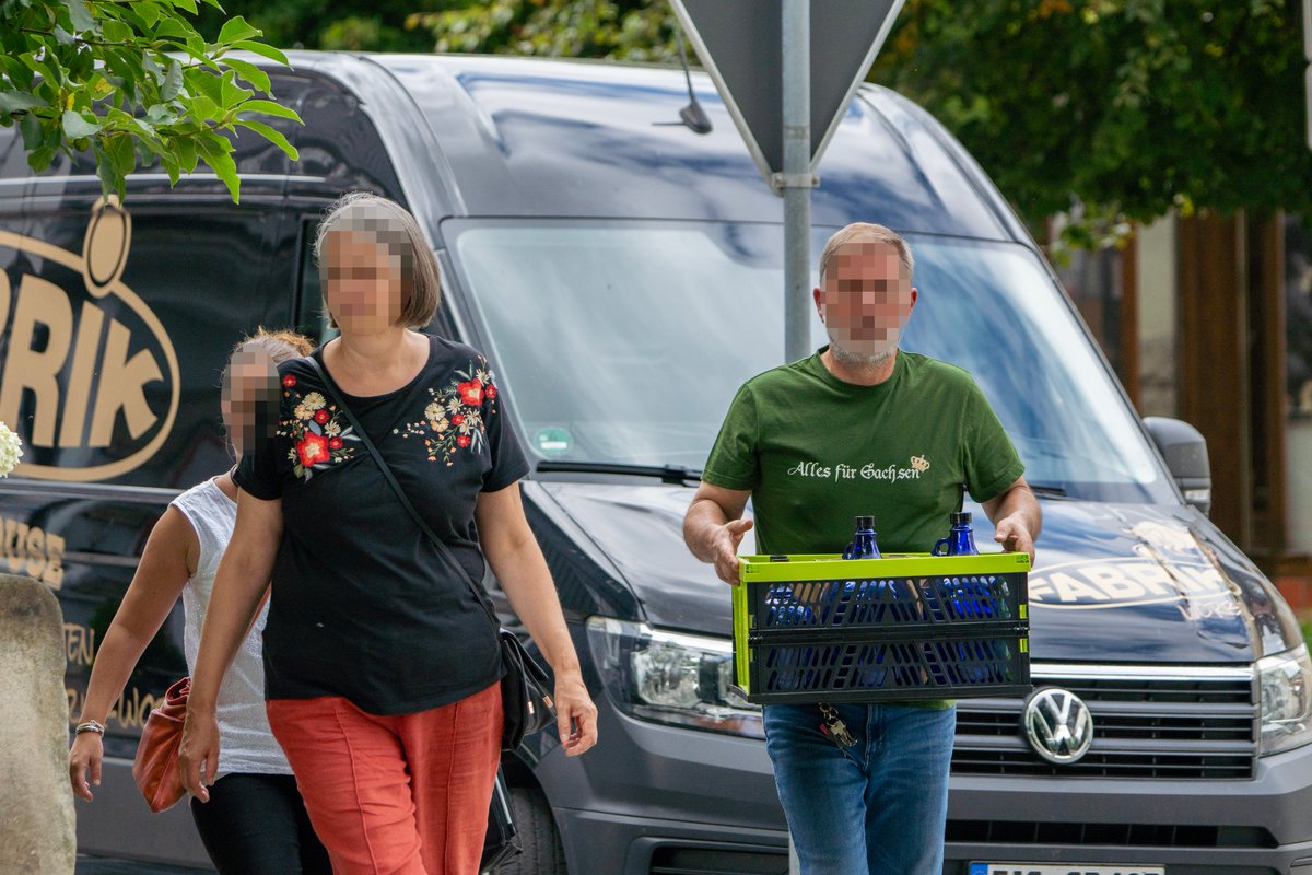foto_kemp's tweet photo. Etwa 100 TN bei klandestin organisiertem Vernetzungstreffen der #Reichsbürger|gruppierung #VDWK (Verband Deutscher Wahlkomission) in #Worbis #Thüringen.
Das Treffen fand auf dem Gelände des Gasthaus "Zur Stadt Berlin" statt. https://t.co/2EHhtvsIwH