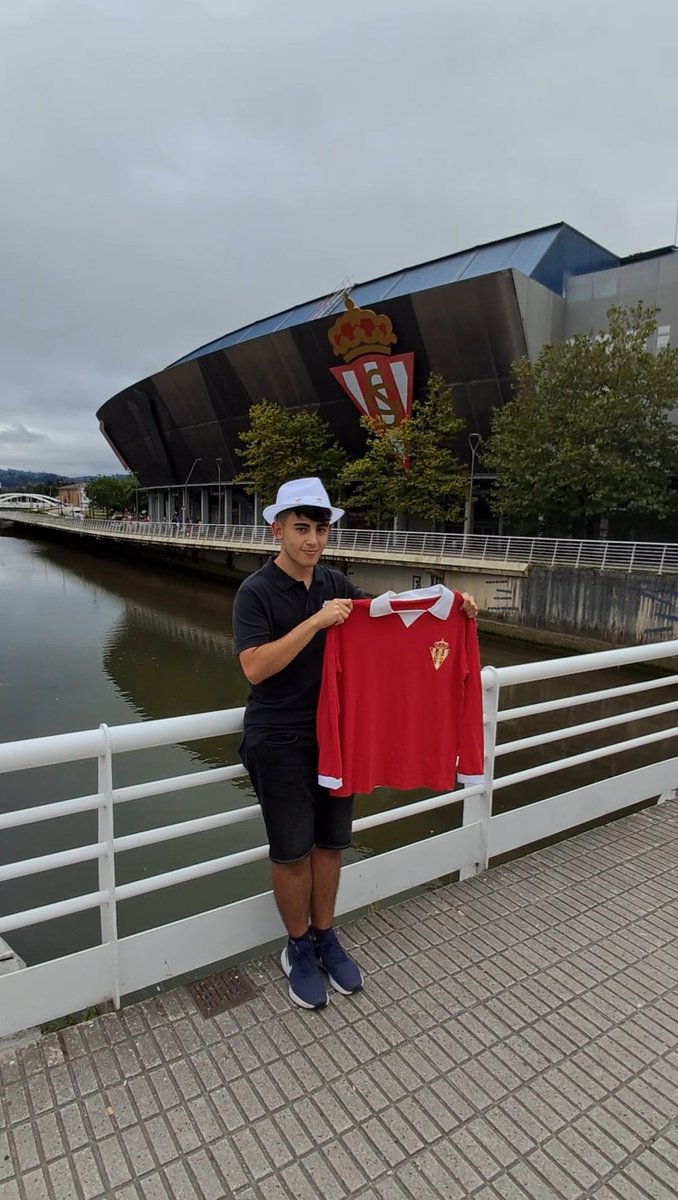 JorgeBurilloo's tweet photo. Gran estadio El Molinon (Si, soy del Racing y me he pillado una camiseta retro del Sporting 😝) https://t.co/WBnYEbcoSc