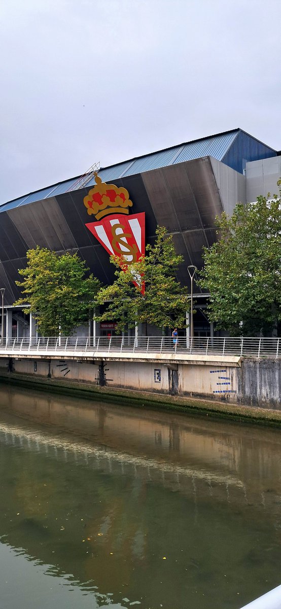 JorgeBurilloo's tweet photo. Gran estadio El Molinon (Si, soy del Racing y me he pillado una camiseta retro del Sporting 😝) https://t.co/WBnYEbcoSc