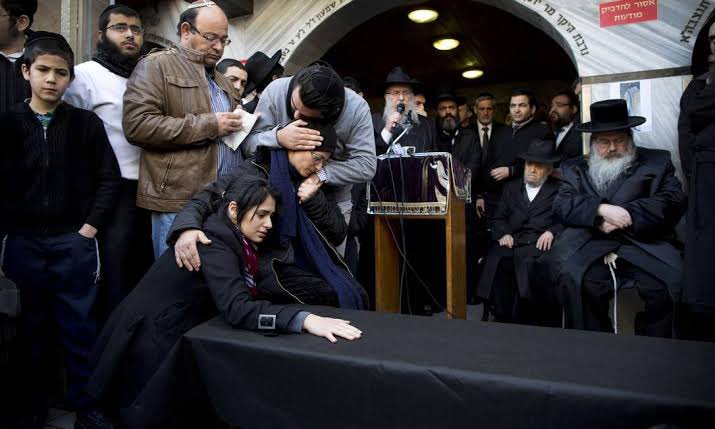 poponze's tweet photo. Cerimônias com caixão aberto não são permitidas nas tradições judaicas. O corpo não pode ser cremado, embalsamado, nem ter seus órgãos removidos. O sepultamento deve ocorrer em um caixão simples, sem qualquer luxo, respeitando a igualdade de todos perante Deus. https://t.co/VqGtc0fMye