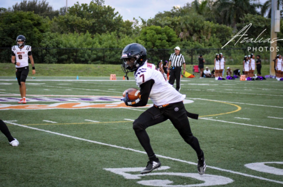 leesburghsfb's tweet image. Road W 😎🐝

#WeAreLeesburg #ReapTheHarvest #StillBuzzin #TheBurg #BurgBoyz #BetterattheBurg #GoJackets #FortheFamily #TogetherWeSwarm #LeesburgvsEverybody

@Preps352 @Andy_Villamarzo @DanLaForestFB @PrepRedzoneFL @H2_Recruiting @HSFB_Scoreboard @CenFLAPreps