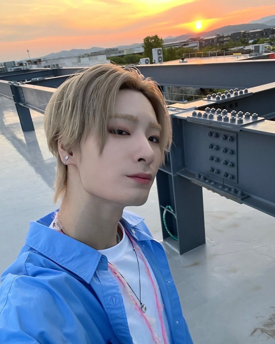 BigOceanArchive's tweet photo. 📸 - 240613 Instagram 

[jiseok] PADO!! How is the view? The sunset is so pretty, right☺️

#bigocean #bigoceanjiseok #jiseok #빅오션 #빅오션지석 #지석 #photo #photogram #sunset #sunsetphotography #selfie #selfitime #daily #셀피 #셀피타임 #데일리

#bigoceanarchive https://t.co/q9oZeOCxiU