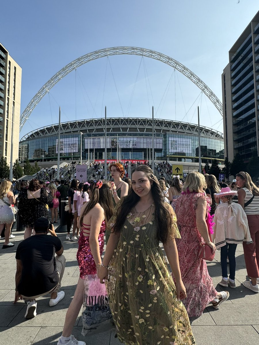 acciodreams's tweet photo. Ready for the night ✨✨
@taylornation13 
#TaylorSwiftTheErasTour https://t.co/7zZ5WKGzBS