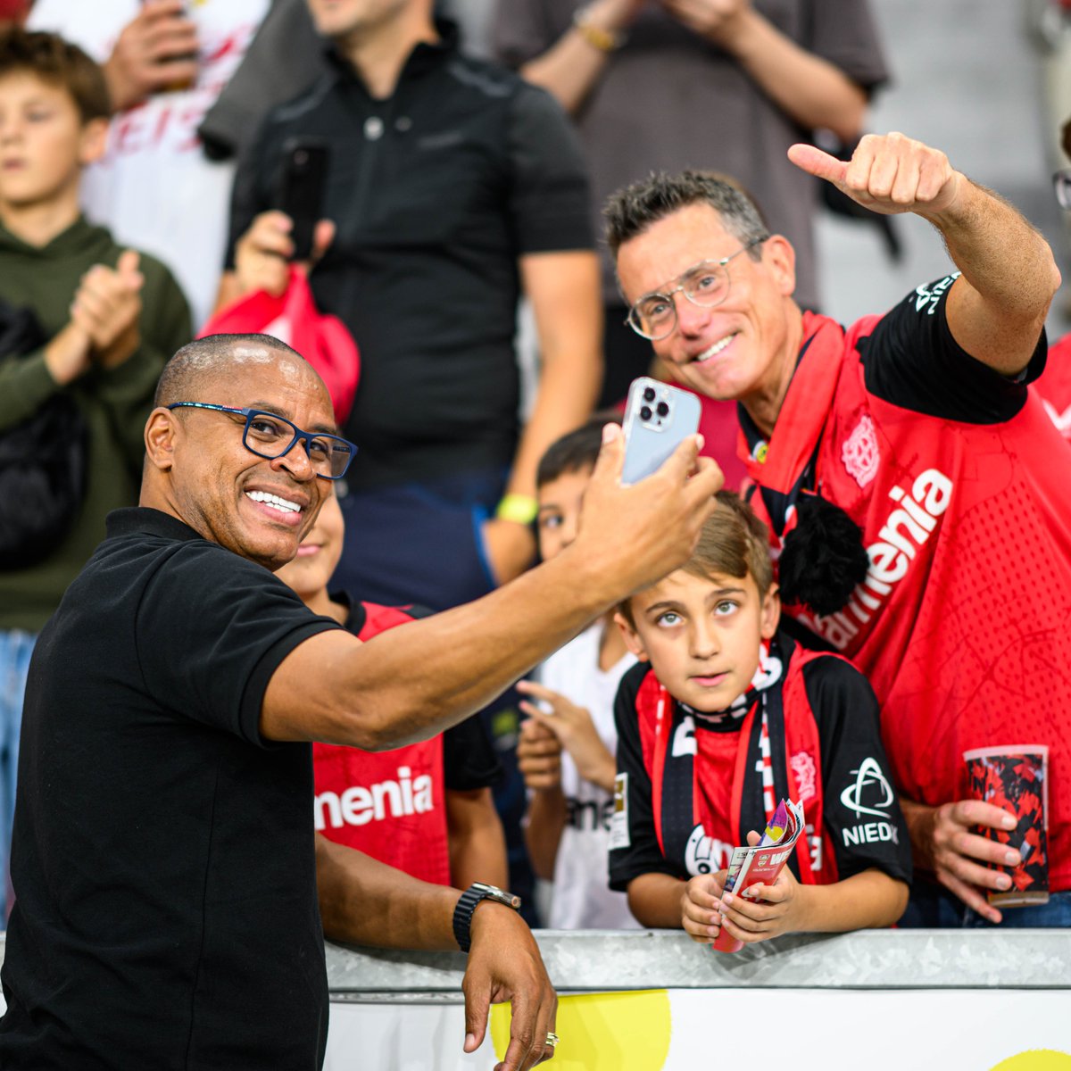 😃🤳 Selfie mit der #Bayer04-Legende: Hey, <a href="/7paulosergio/">Paulo Sérgio</a>! 🤗

🔜 #B04VfB | #Supercup2024 | #Werkself