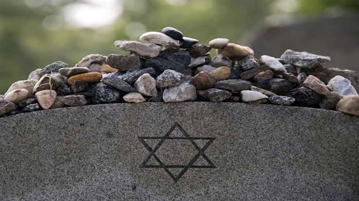 poponze's tweet photo. Os judeus colocam pedras nos túmulos como um ato de respeito pelo falecido. Essa prática serve para marcar o local de sepultamento e garantir que a memória da pessoa não seja esquecida. https://t.co/MAFrnsxhRh